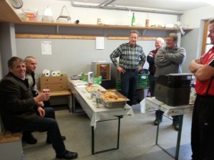 Auch Bgm. Rudi Nagl stattete uns einen Besuch ab. Hier sitz er beim Aufwärmen in der Kantine.